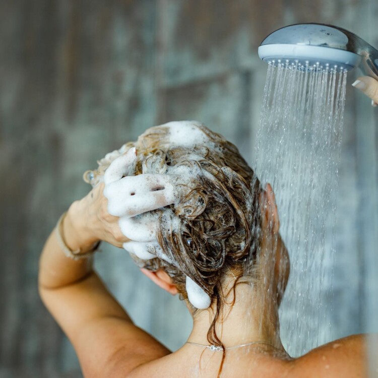 How to wash your hair